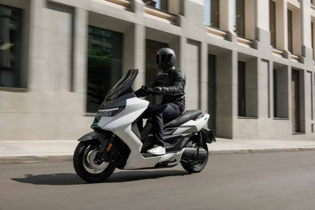 Maxi-scooter electrique Nerva EXE 2 gris en circulation urbaine